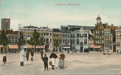 865091 Gezicht op de noordoostzijde van het Vredenburg te Utrecht, met links op de achtergrond de toren van de ...